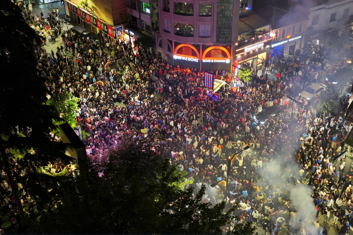 Trabzonsporlu taraftarlar, şampiyonluğu kutladı