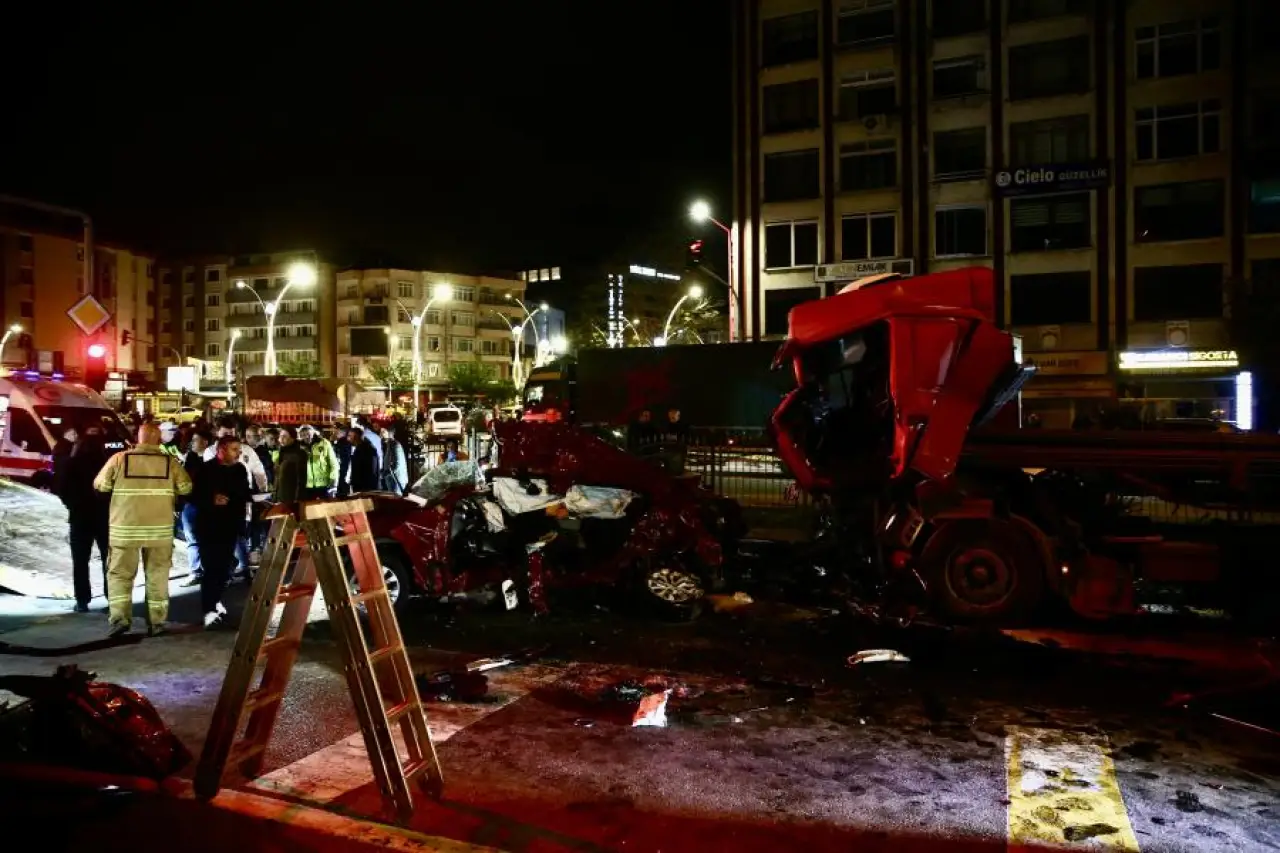 Giresun'da tır ile iki otomobil çarptı: 5 kişi hayatını kaybetti, 6 kişi yaralandı