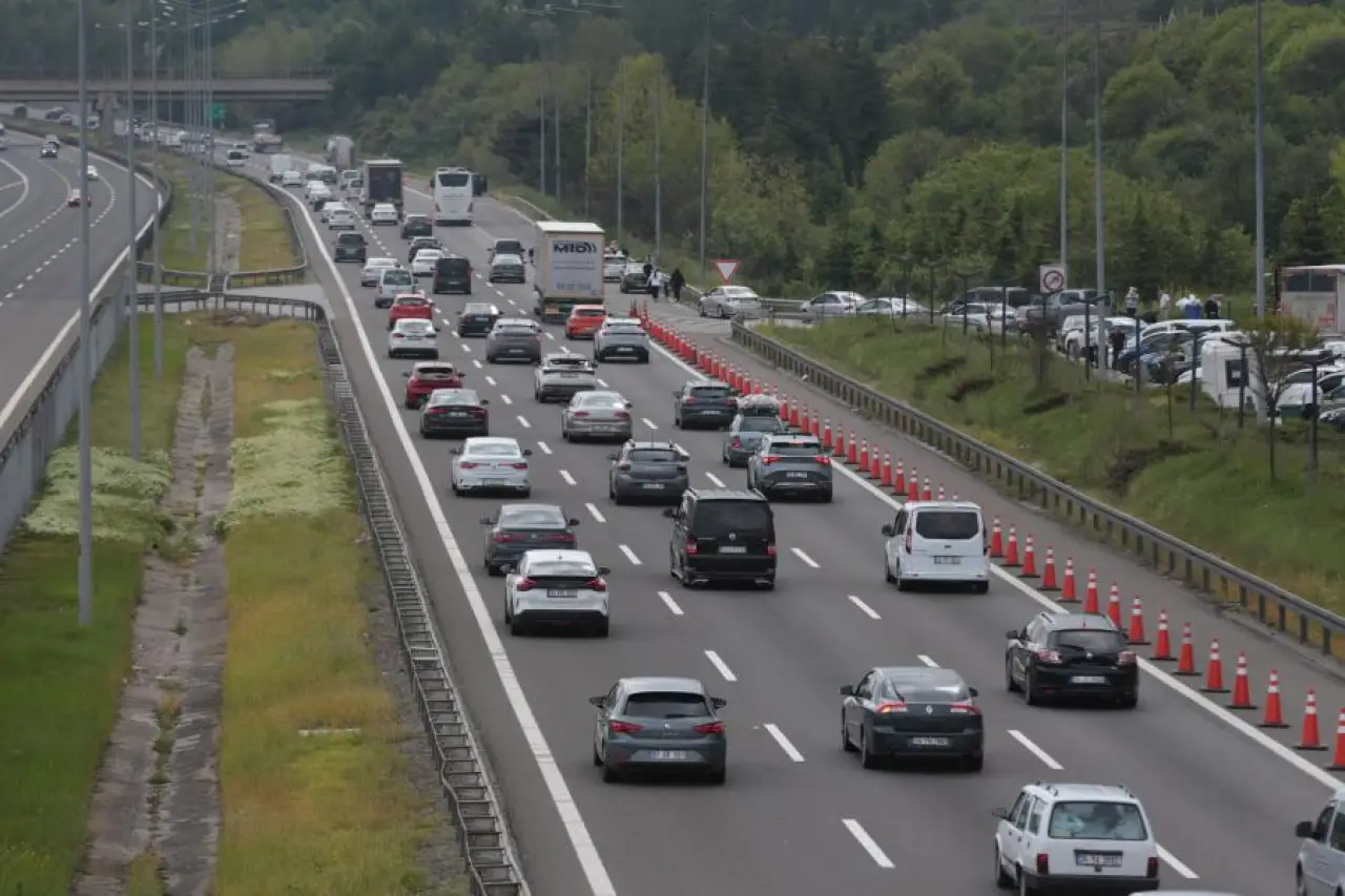 Anadolu Otoyolu'nda bayram trafiği: Bolu, Düzce ve Sakarya kesimlerinde yoğunluk yaşanıyor