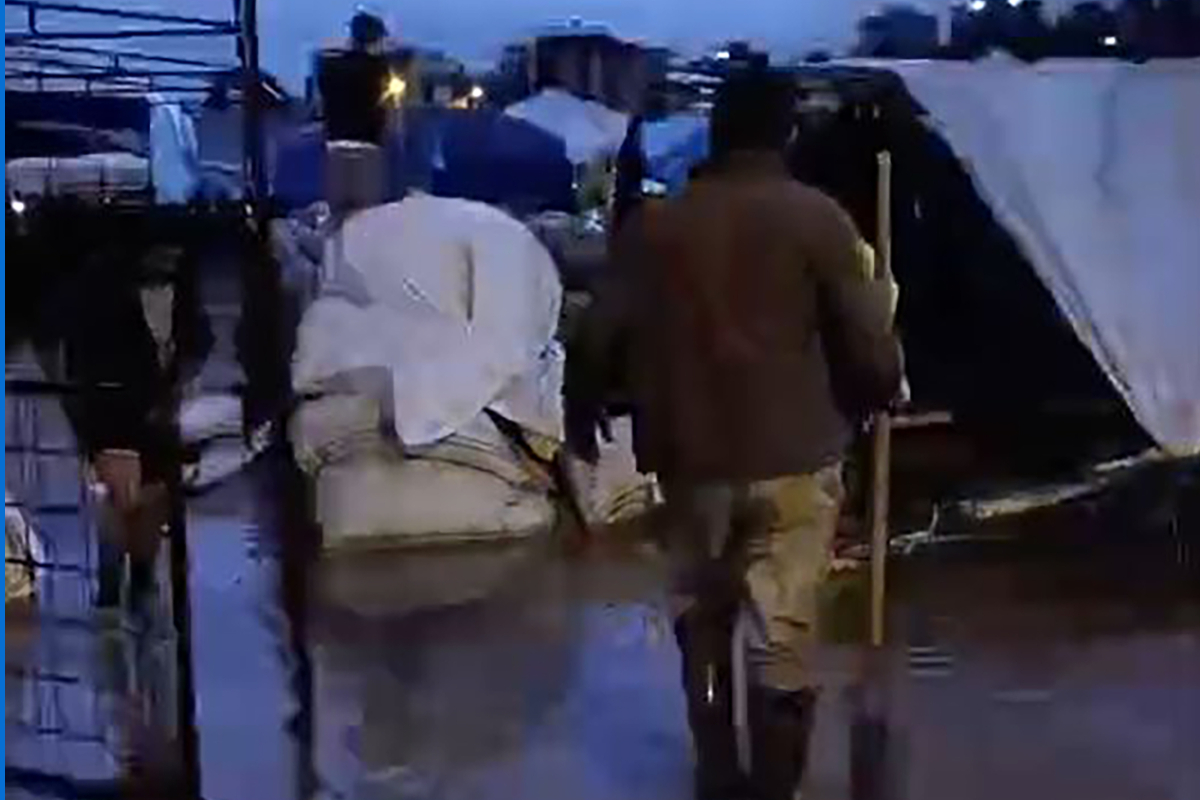 Adana'da sağanak, hayatı olumsuz etkiledi