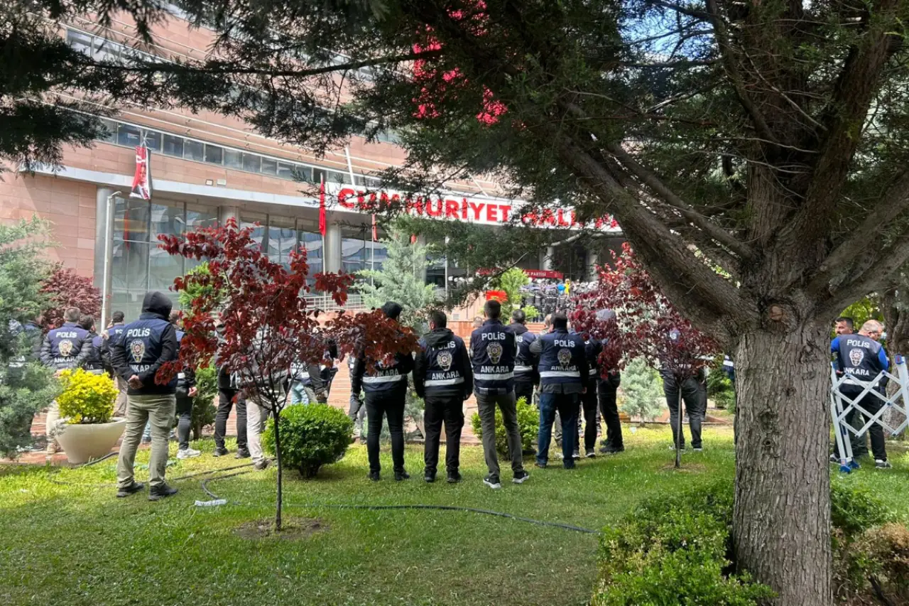 Kılıçdaroğlu'na yakın milletvekillerinden genel merkez baskınına tepki