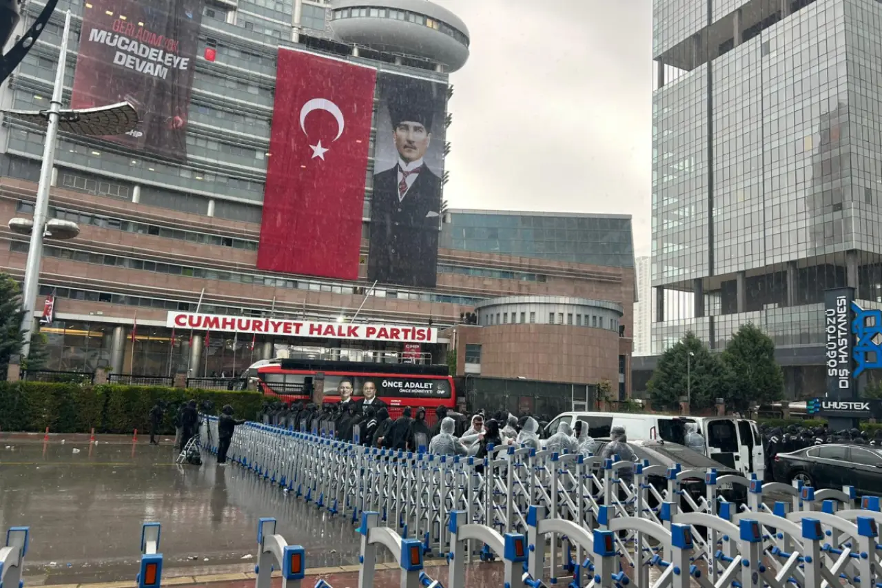 CHP Genel Merkezine müdahale tepki çekti: “Bugün karşı konulmazsa yarın iktidar sınır tanımayacak”