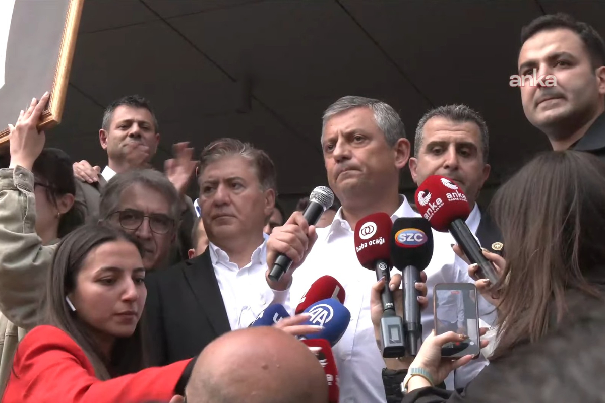 Özgür Özel'den polis baskını sonrası açıklama: 'CHP bundan sonra sokaktadır, meydandadır'