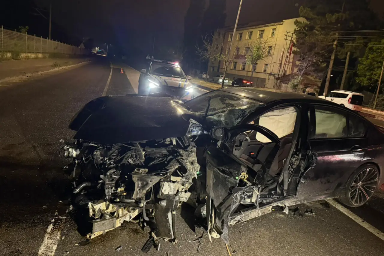 Refüje çarpan otomobilin sürücüsü yaralandı