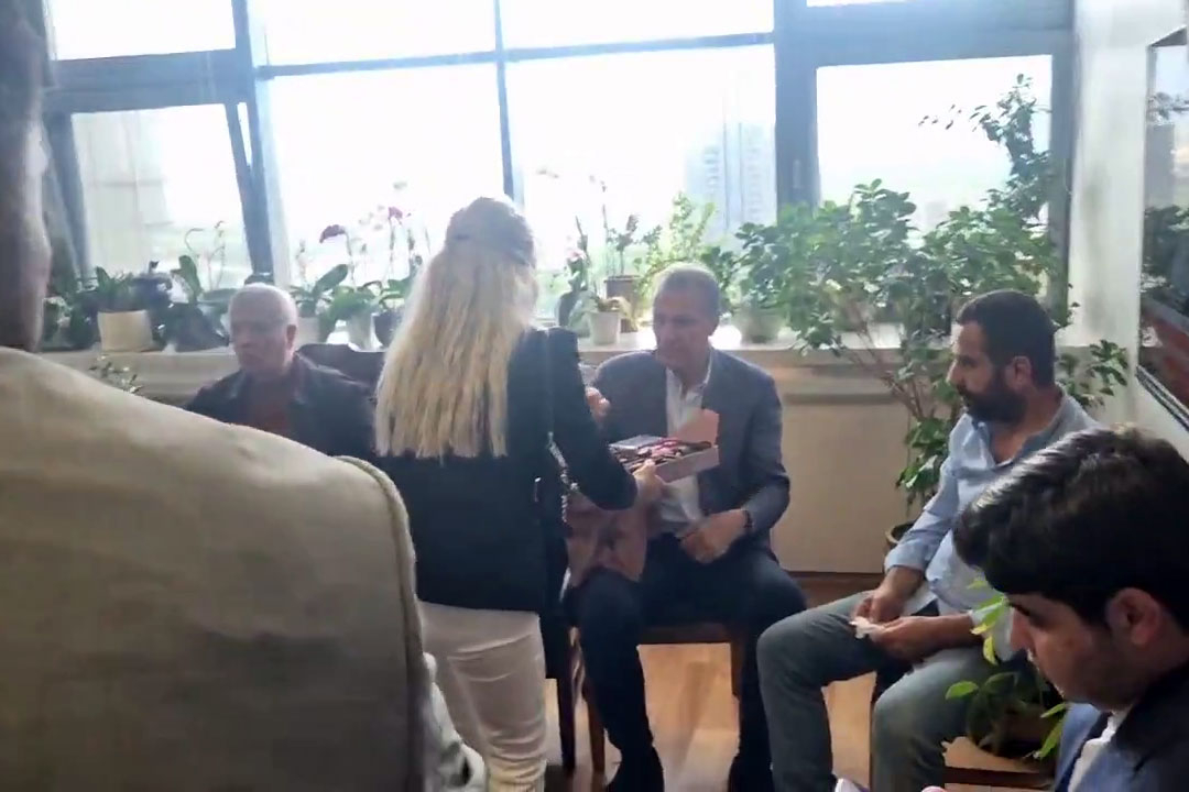Kılıçdaroğlu'nun ekibi polis zoruyla girdikleri CHP Genel Merkezinde çikolata dağıttı