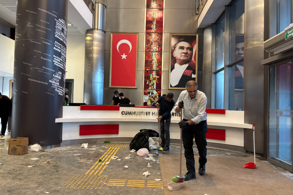 CHP'de polis baskını sonrası temizlik: "Mücadeleye devam" pankartı indirildi