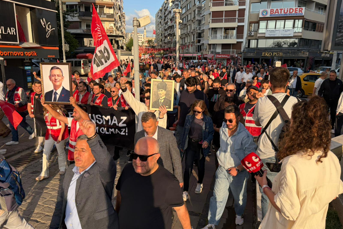 İzmir’de binler ‘mutlak butlan' kararına karşı yürüdü: Demokrasi için mücadele edeceğiz