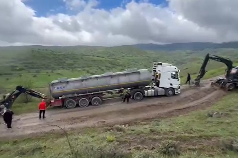Kurban Bayramı trafiğinden kaçarken çamura saplandılar