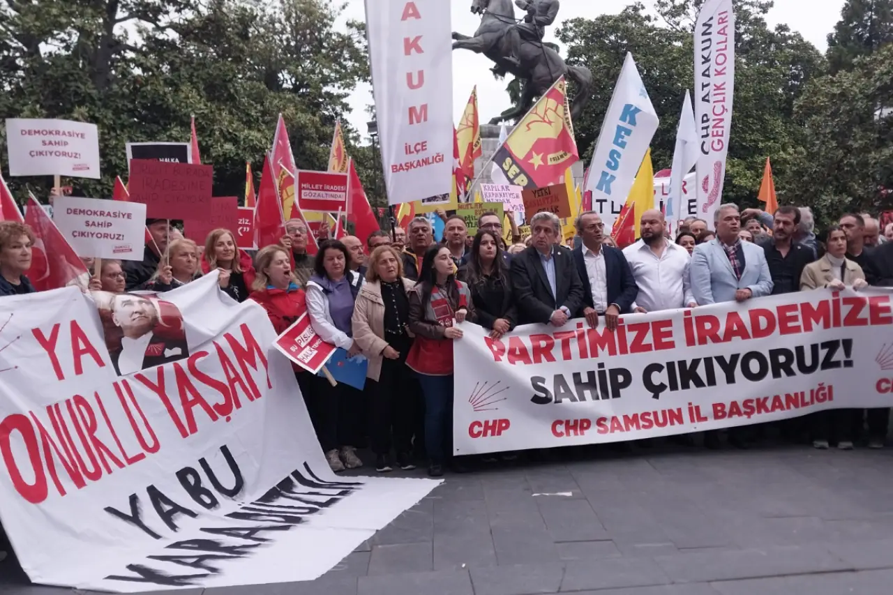 Samsun’da CHP’ye yönelik müdahale ve “mutlak butlan” protesto edildi