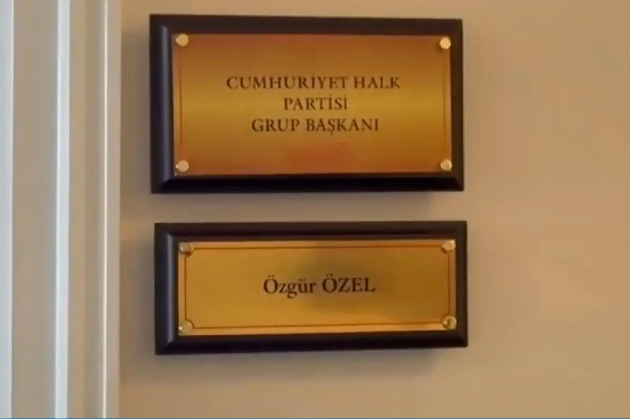 Özgür Özel'in TBMM'deki odasının tabelası değiştirildi