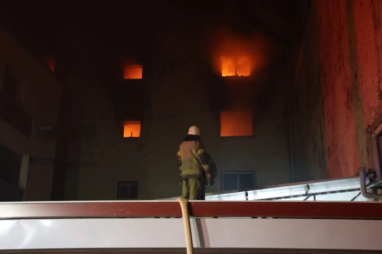 İzmir'de ayakkabı imalathanesinde yangın: Bir kişi dumandan etkilendi