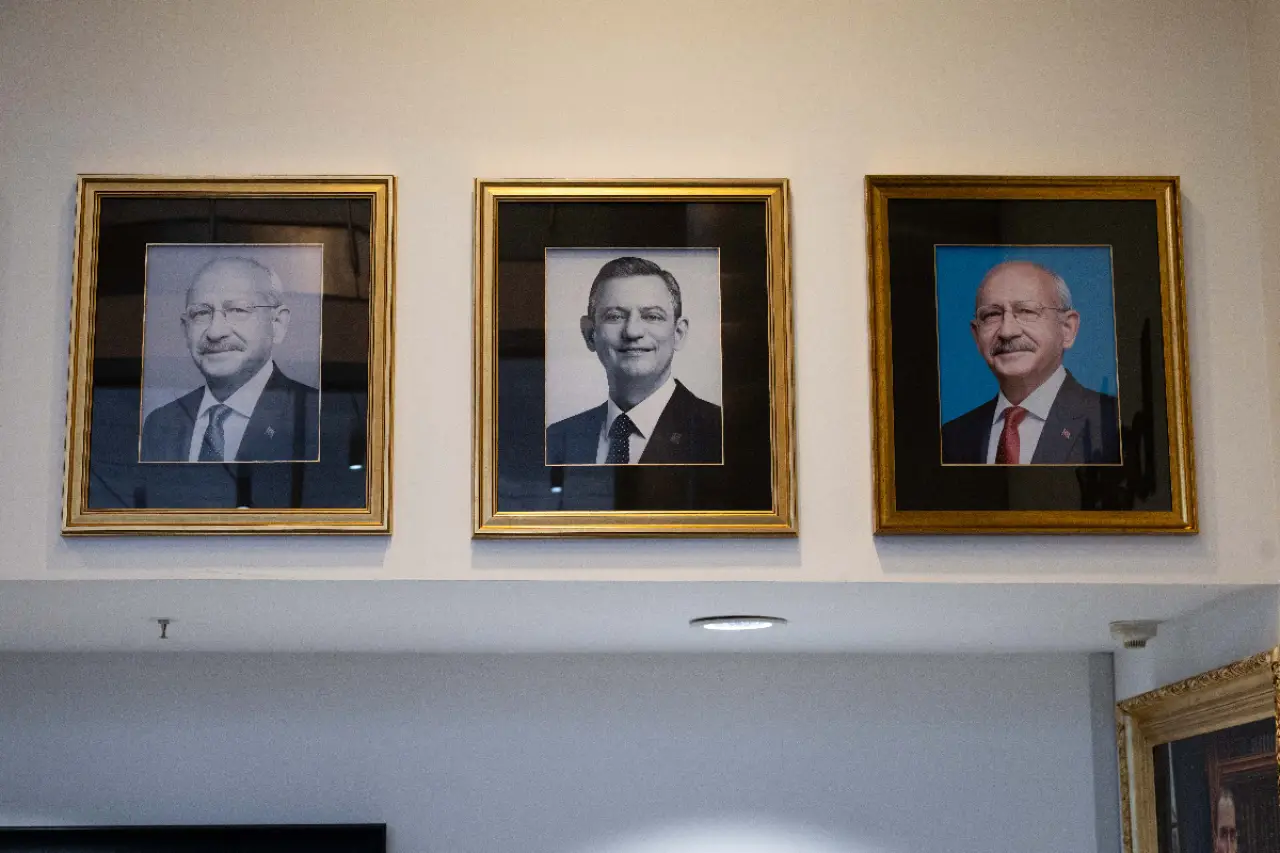 CHP'de genel başkanlar duvarı yeniden düzenlendi: Kılıçdaroğlu'nun renkli, Özel'in siyah beyaz fotoğrafı asıldı