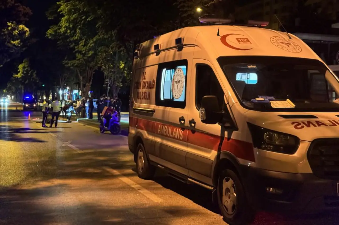 Bursa'da refüje çarpan motokurye hayatını kaybetti
