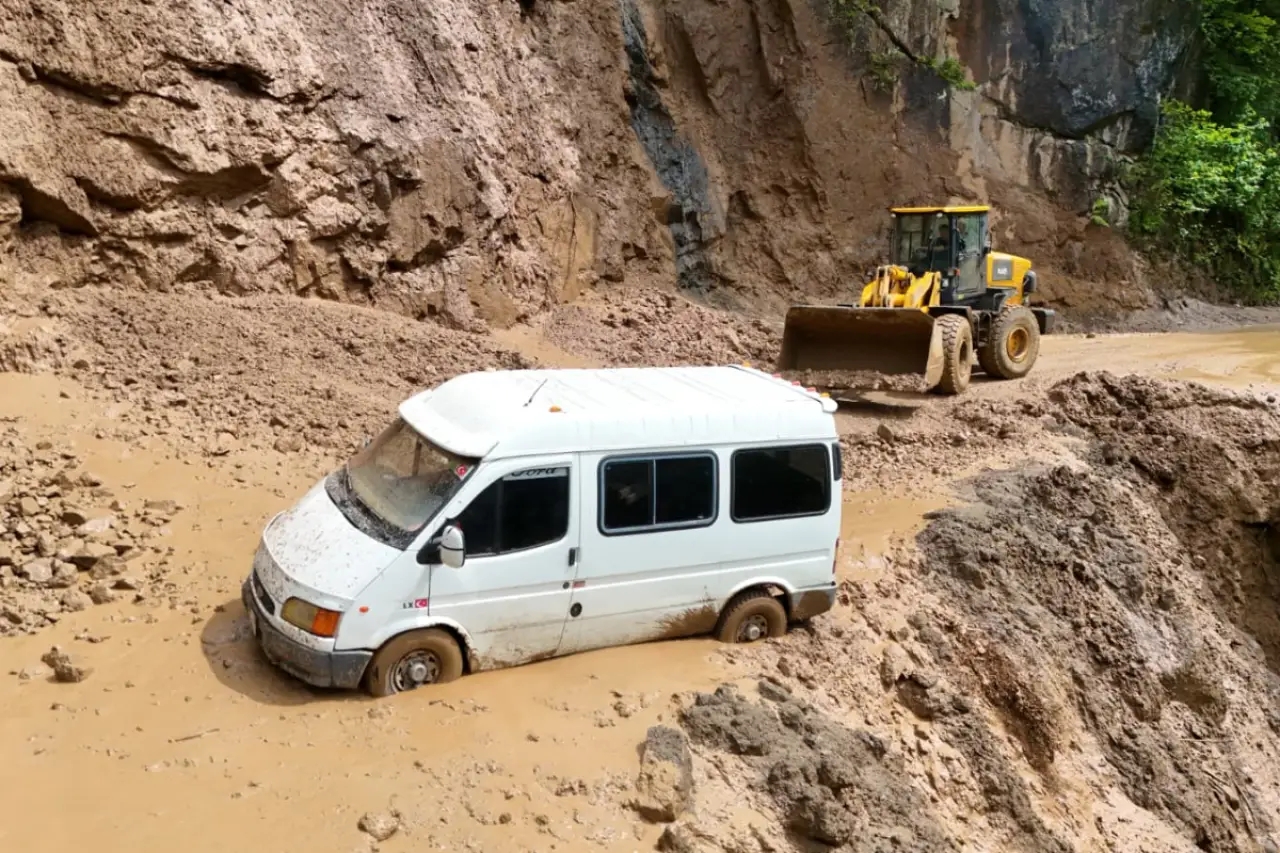 Trabzon’da heyelan; minibüsteki 3 kişi son anda kurtuldu