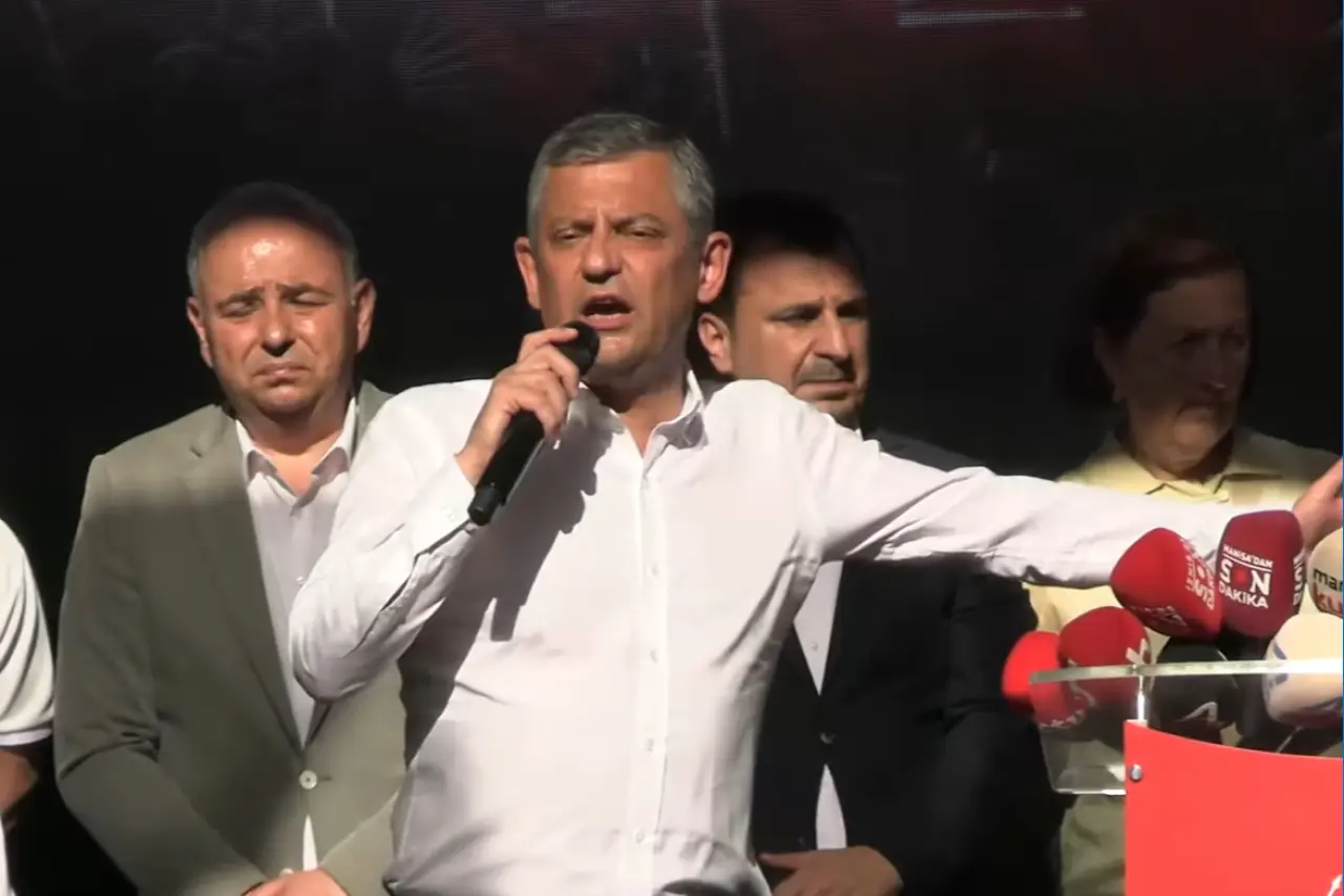 Özgür Özel Manisa'da açıklama yapıyor