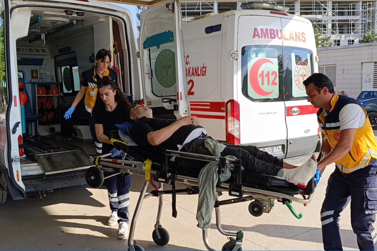 Devrilen makinenin altında kalan işçi yaralandı