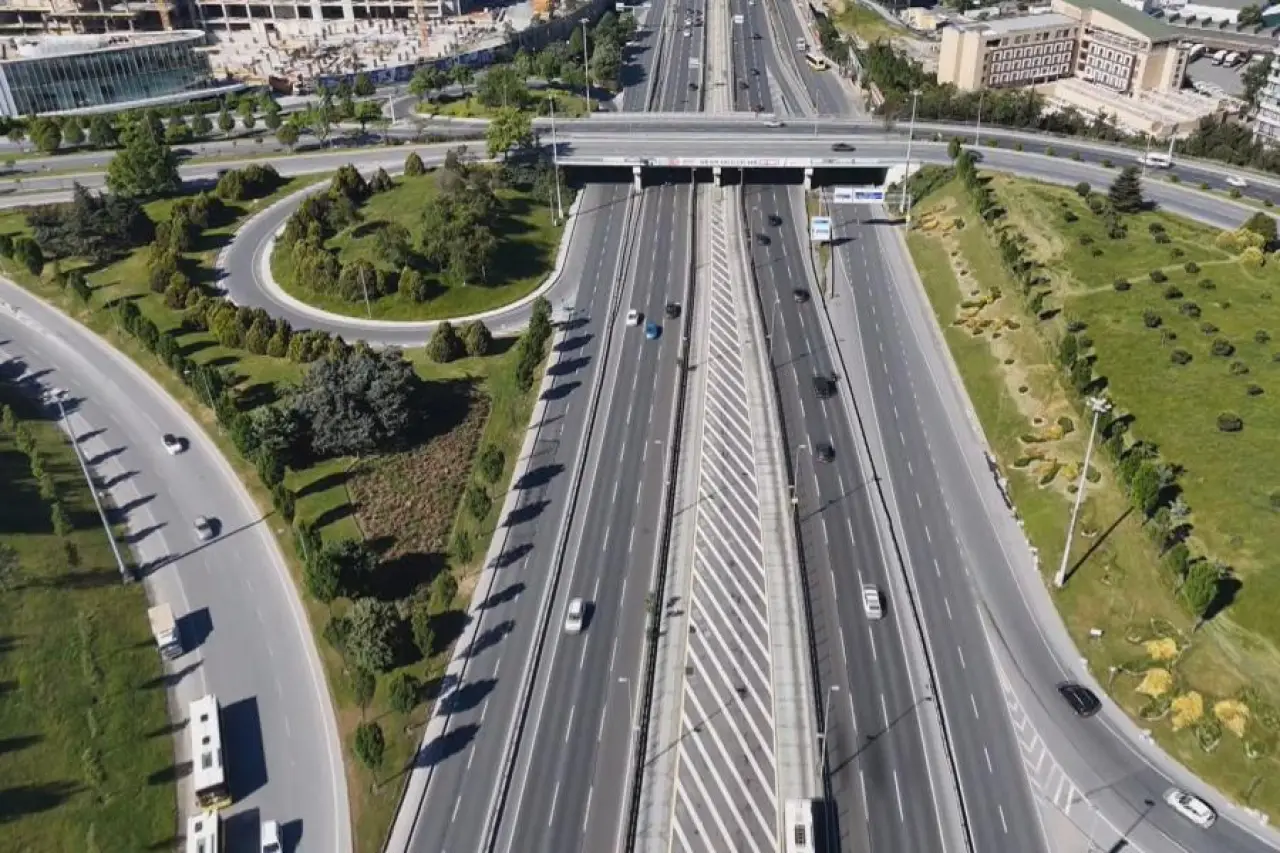 İstanbul'da bayramın ilk gününde yollar boş kaldı: Trafik yoğunluğu yüzde 4 olarak ölçüldü