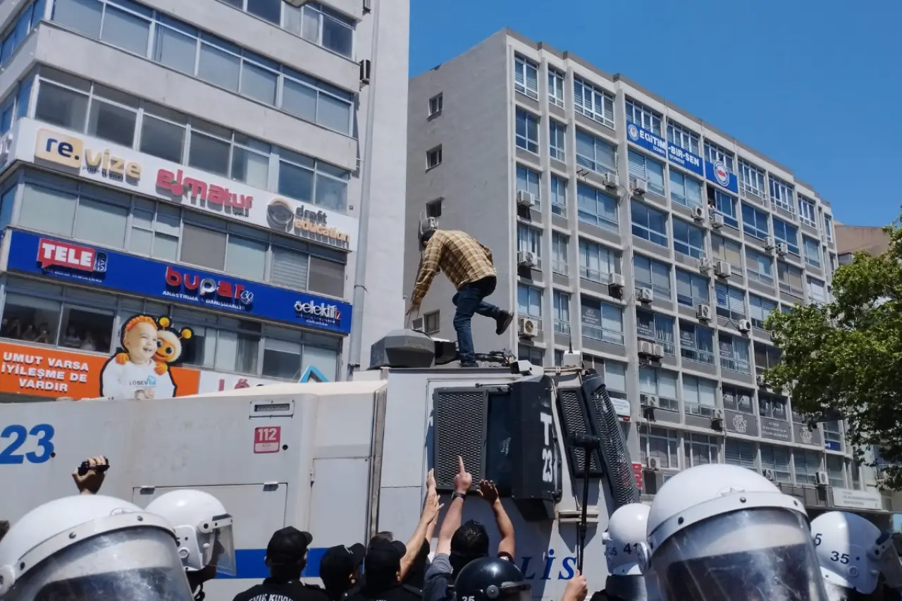 CHP mitinginde TOMA'nın üstüne çıkan yurttaş tutuklandı