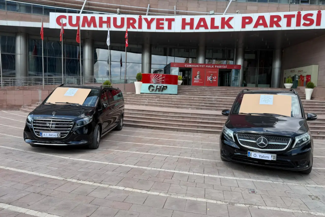 Kılıçdaroğlu, Özel’in kullandığı iki arabayı “Haram araç” yazısıyla satışa çıkardı
