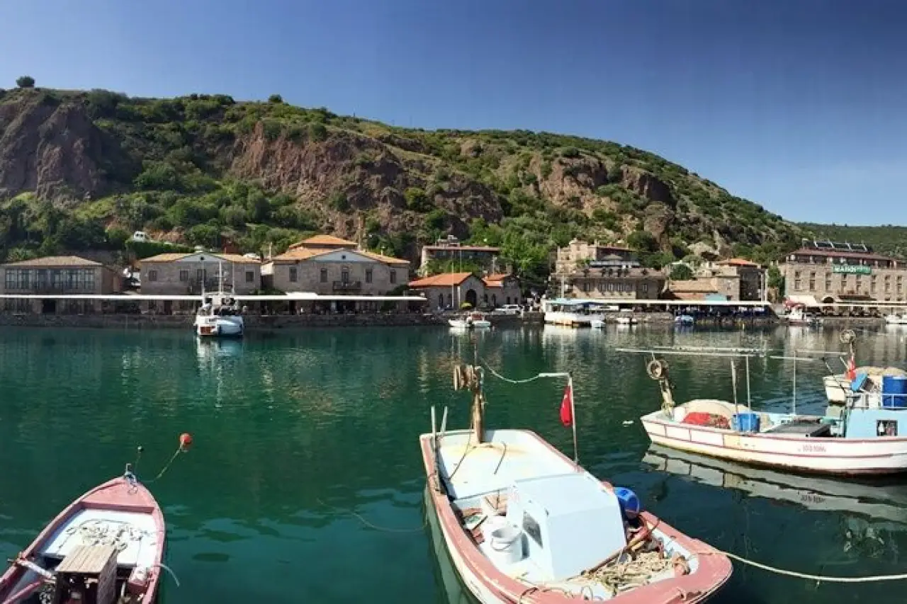 Assos sırtlarında organize ‘ekoturizm’ talanı