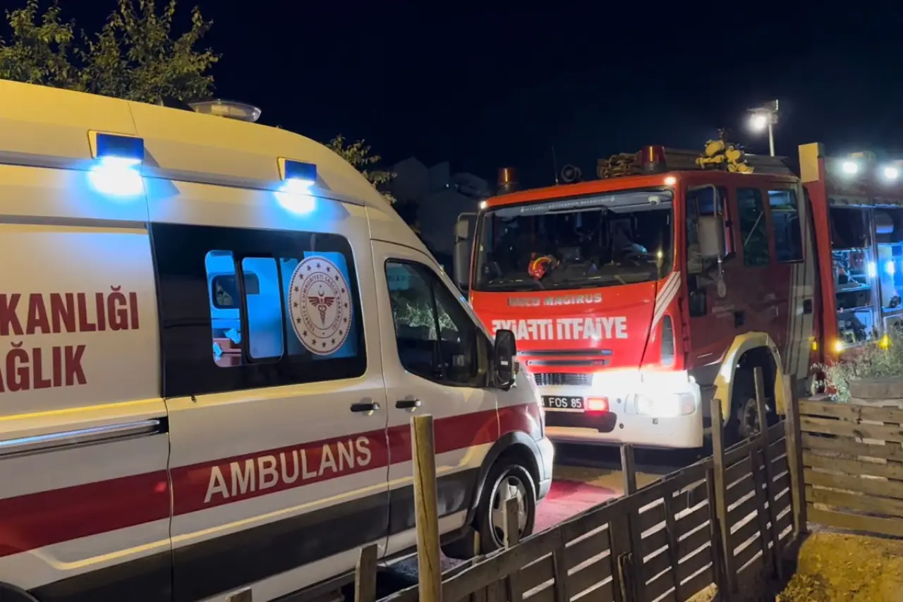 Sultanbeyli'de gecekondu yangını: İki kişi, mahallelinin yardımıyla son anda kurtarıldı