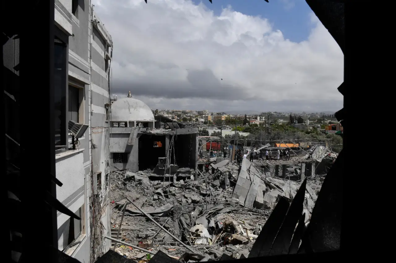 İsrail, tahliye tehdidinin hemen ardından Sur kentine bomba yağdırdı
