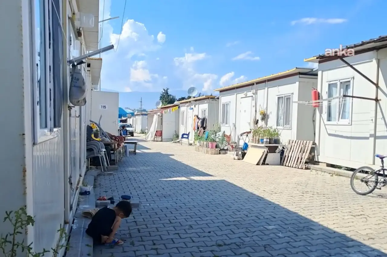 Hatay’da konteynerlerde tahliye kaygısı: “Evlerimiz teslim edilmeden çıkamayız”