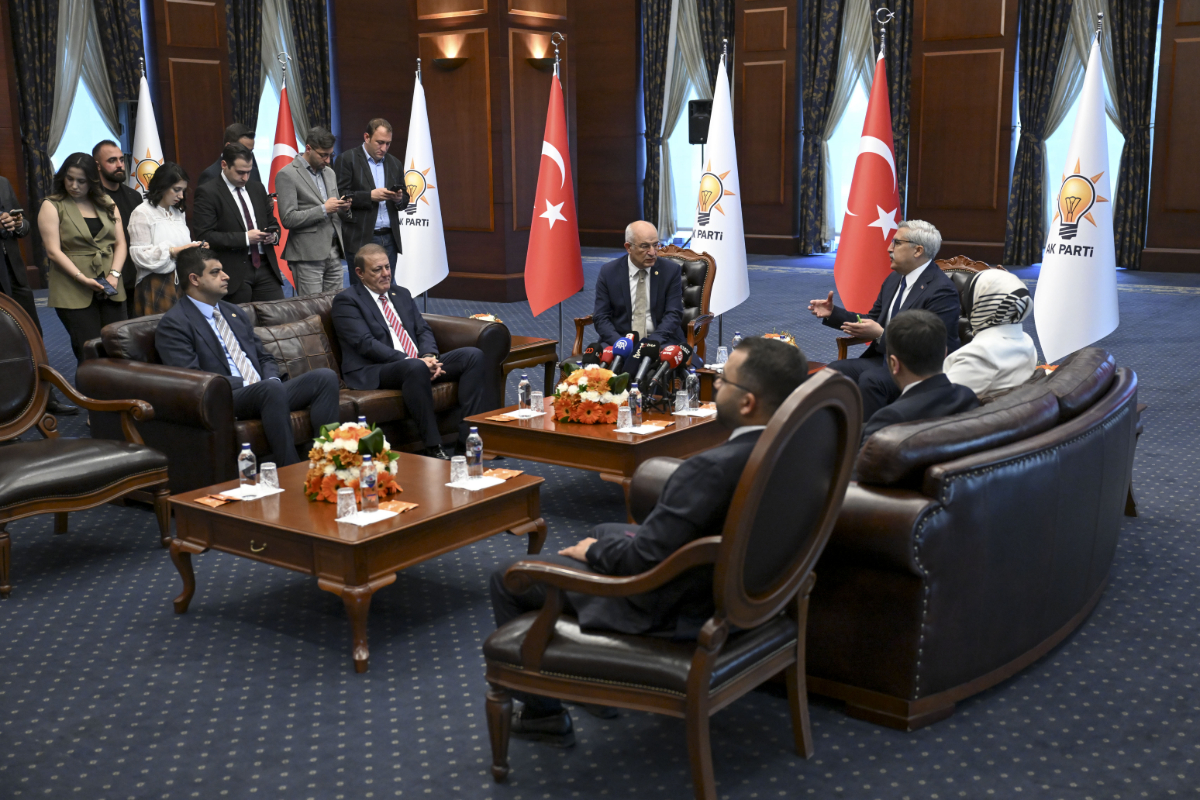 Kılıçdaroğlu’nun heyeti ilk ziyaretini AKP’ye yaptı: CHP bayramlaşmada “Aynı masada oturma” mesajı verdi
