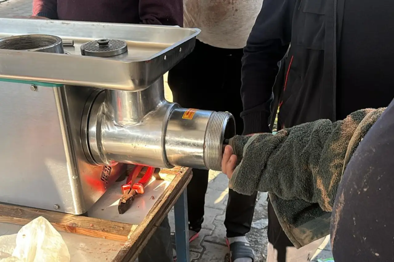 Elini kıyma makinesine kaptıran esnaf yaralandı
