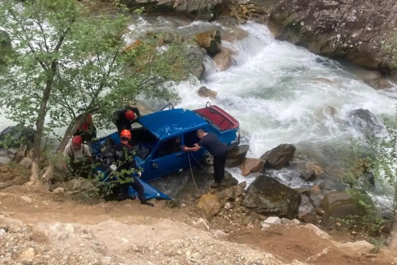Otomobil dereye düştü, evli çift hayatını kaybetti