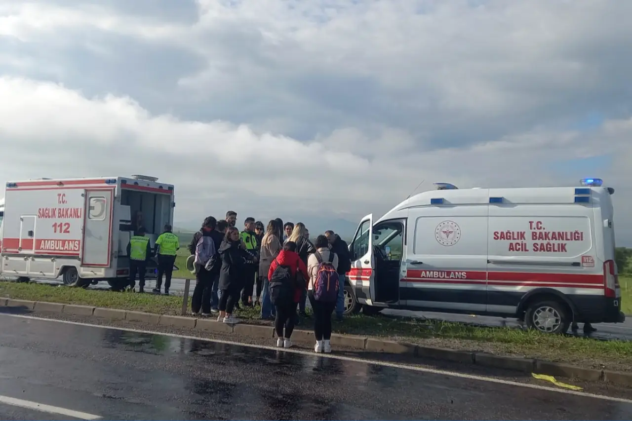 Aksaray'da tur otobüsü kaza yaptı: 16 yaralı