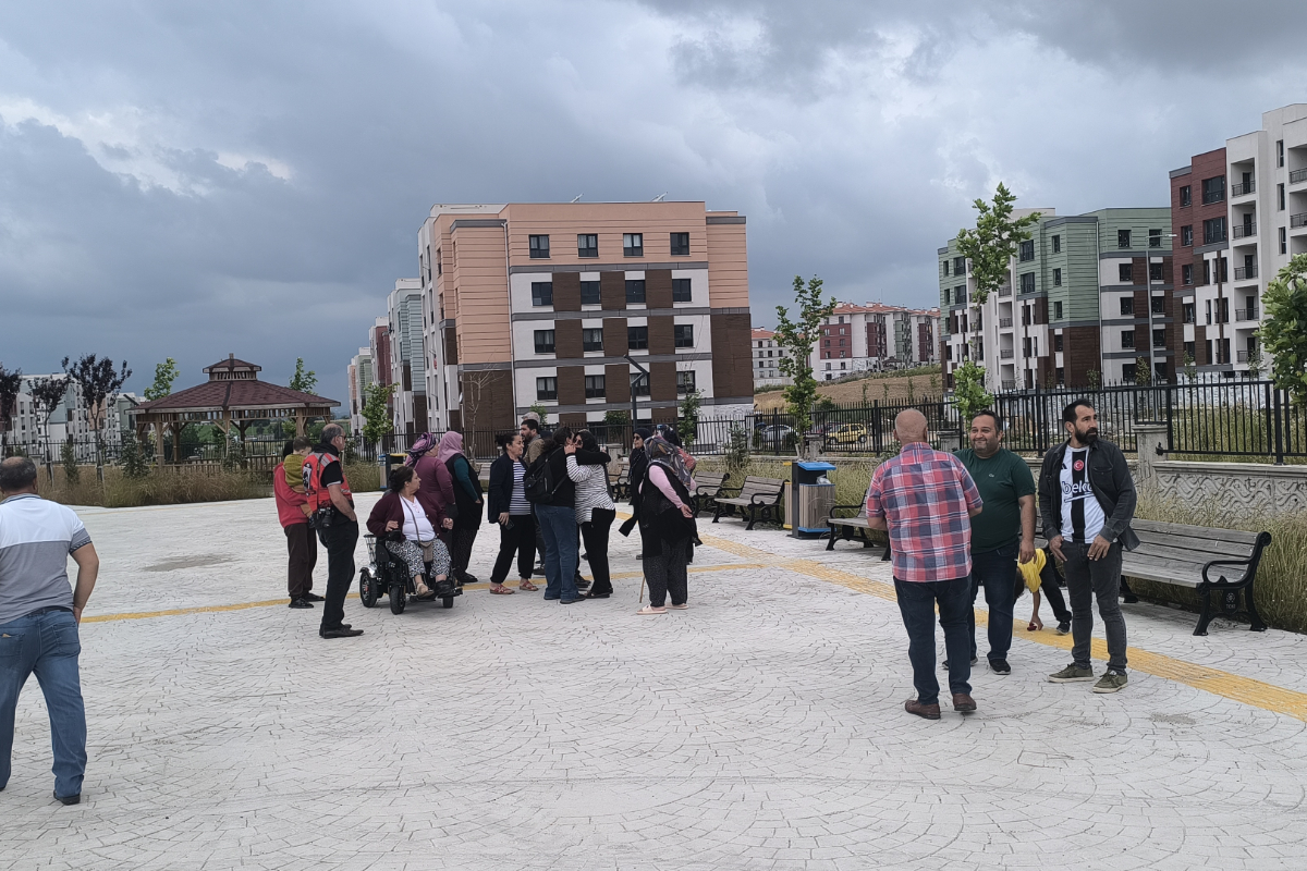 Depremzedeler aidatların yüksekliğinden şikayetçi: "Evi mi geçindireyim onu mu yatırayım?"