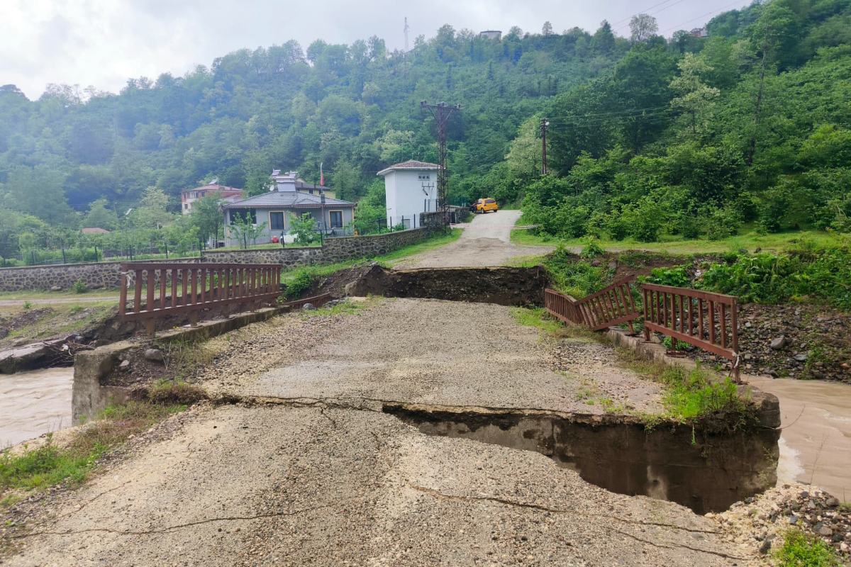 Ordu'da sağanak sonrası köprünün bir bölümü çöktü