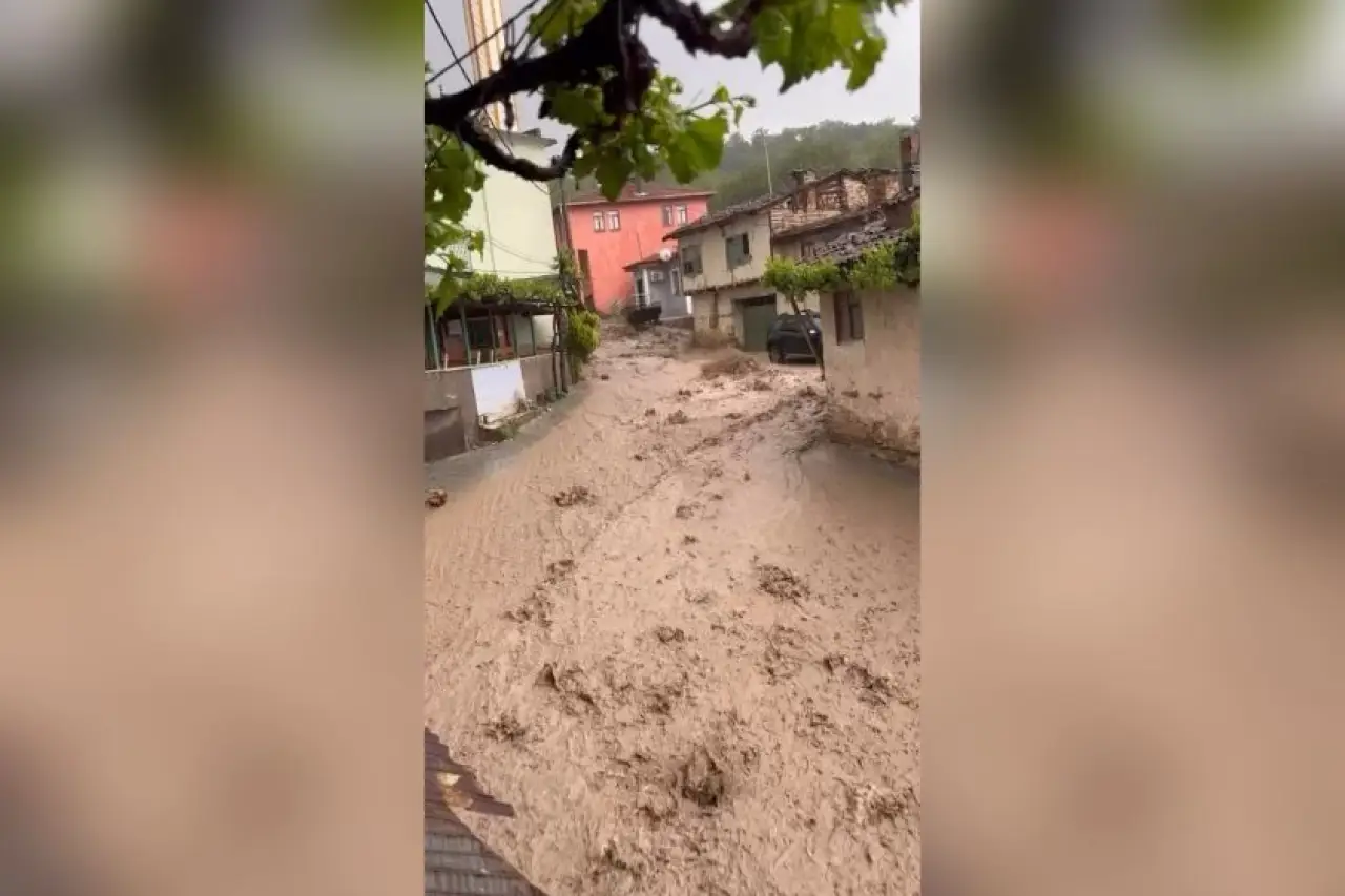 Bursa'da sel meydana geldi: Evleri su bastı, çatı çöktü