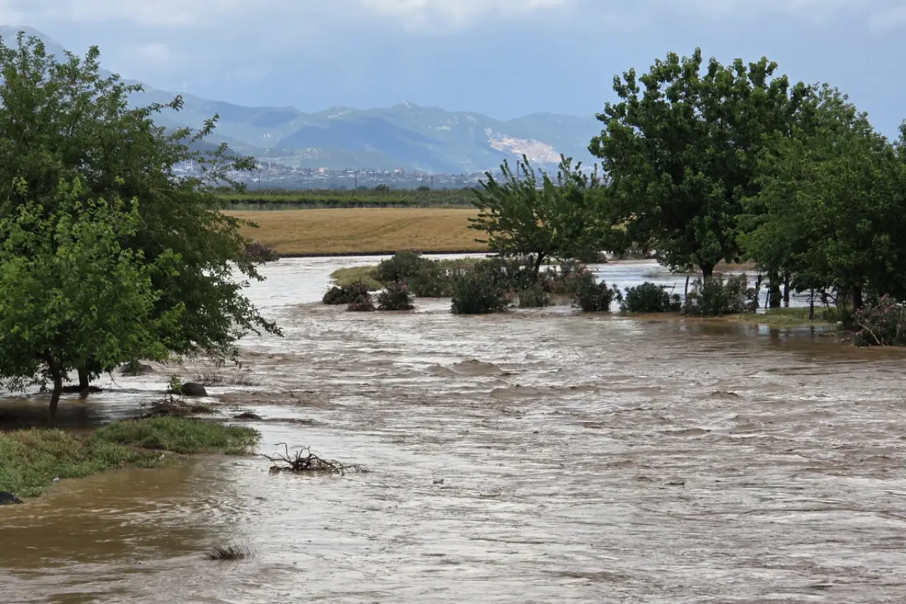 Hatay ve Osmaniye'de sağanak: Dereler taştı, tarım arazileri zarar gördü
