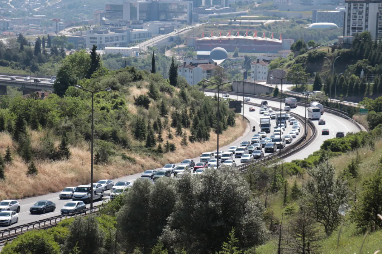 Bayram dönüş trafiği kilitlendi: Bolu geçişinde araçlar ilerlemekte zorlanıyor