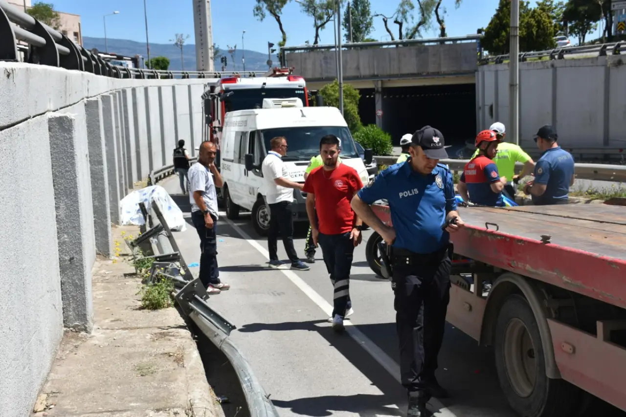 İzmir'de trafik kazası: Bariyerlere çarpan motosiklet sürücüsü hayatını kaybetti