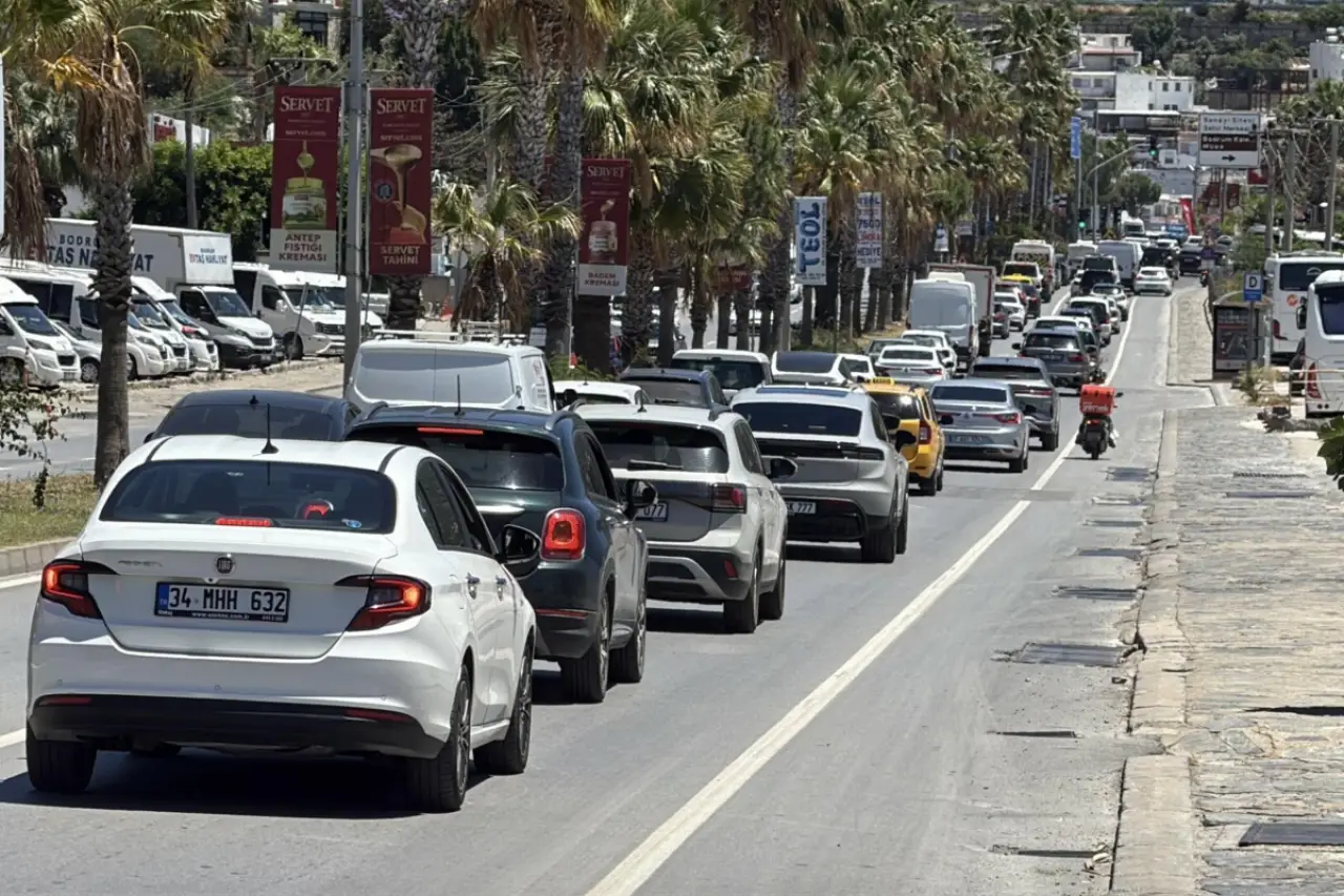 Bayram tatilinde dönüş hareketliliği başladı: Bodrum’dan 12 saatte 10 bin araç çıkış yaptı