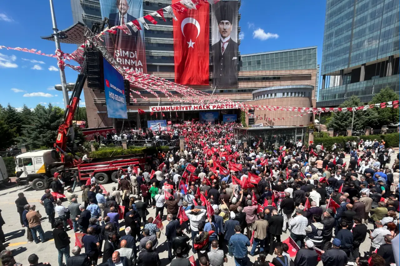 Kılıçdaroğlu Genel Merkez'de, kitleler Güvenpark'taydı