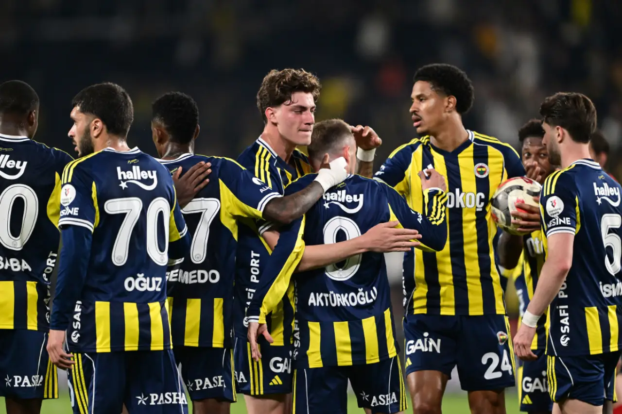 Fenerbahçe'den sürpriz transfer açıklaması: "İki milli oyuncuyla anlaştık"