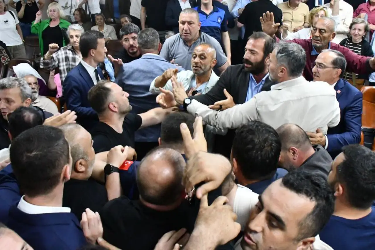 Akçakoca Belediyesi operasyon sonucu AKP’ye geçti: Başkan vekili seçiminde arbede çıktı