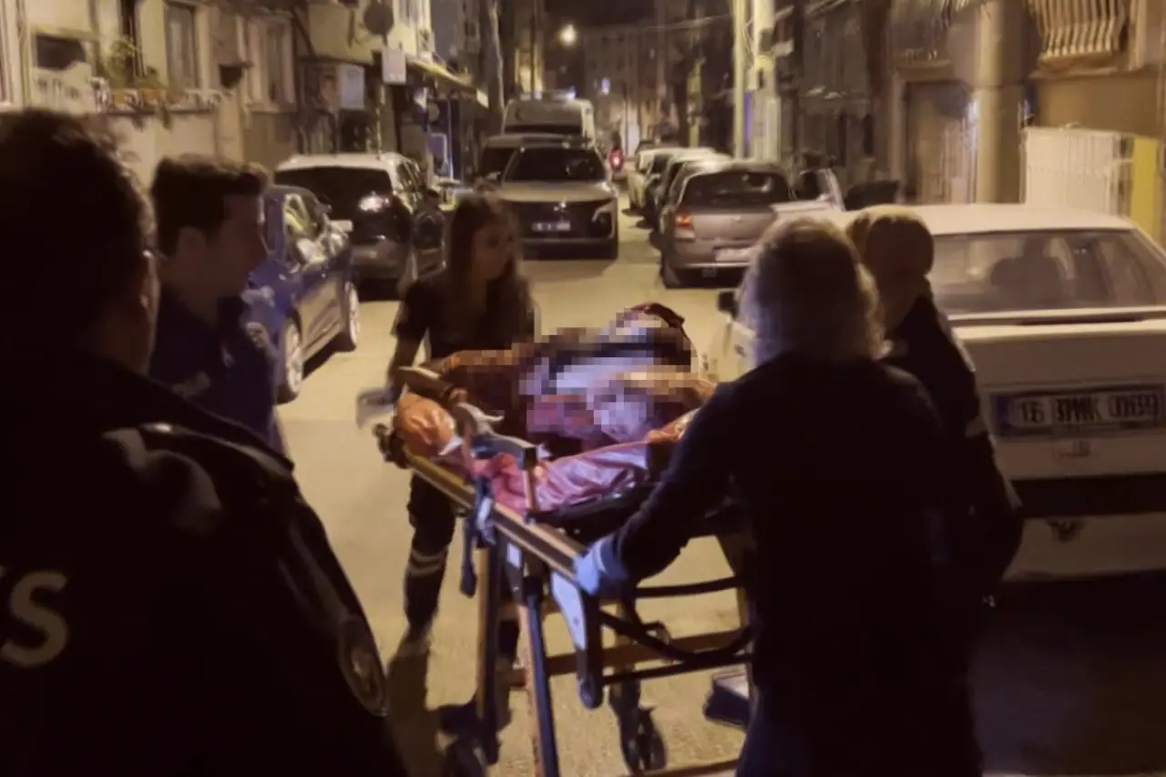 Bursa'da oğlu tarafından bıçaklanarak ağır yaralanan kadın hastaneye kaldırıldı