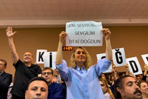 Dilek İmamoğlu pankart açtı, Ekrem İmamoğlu yanıt verdi, salonda kahkahalar yükseldi