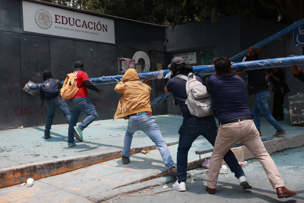 Meksika'da greve çıkan öğretmenler Eğitim Bakanlığı binasına girdi