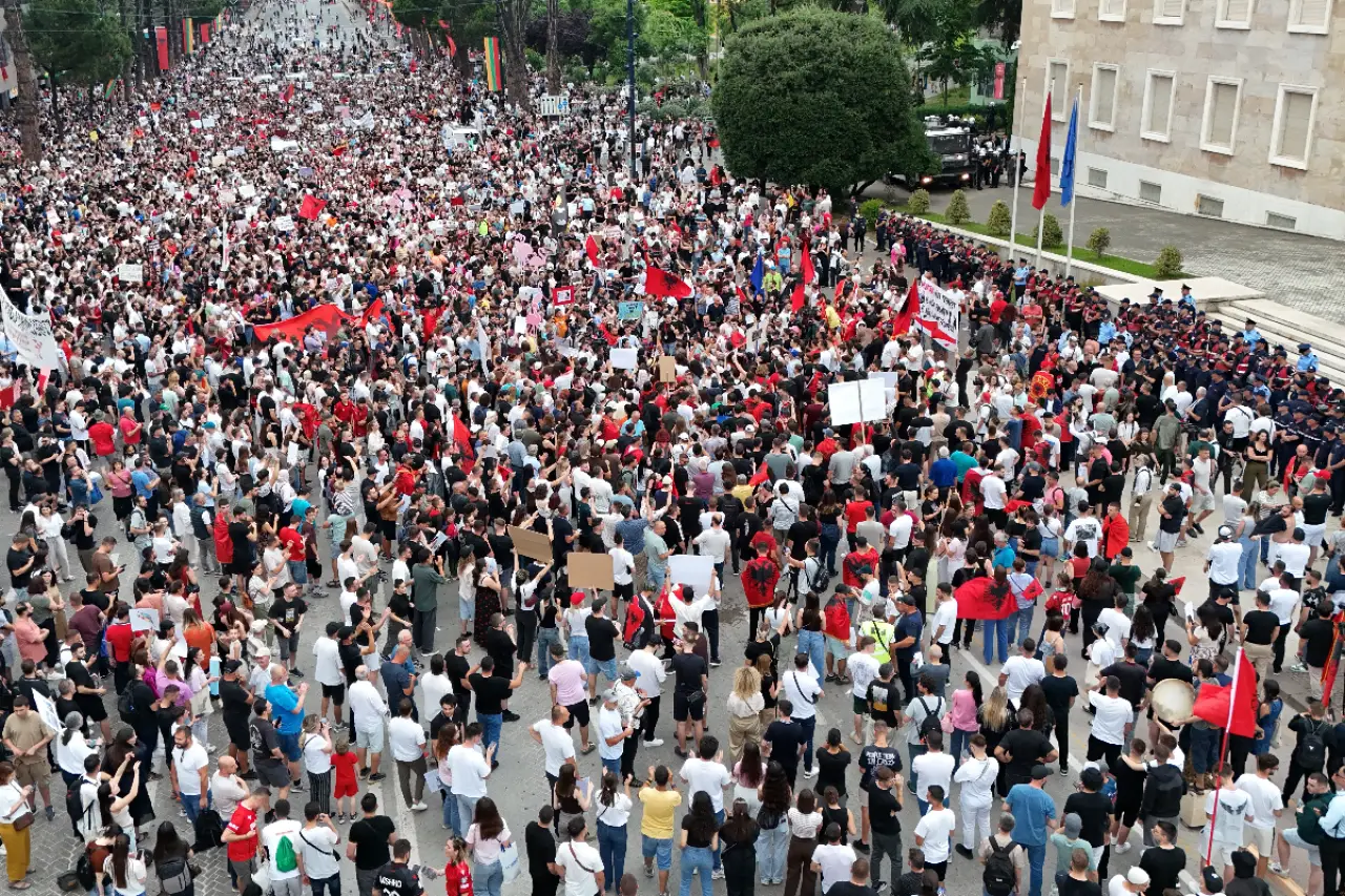 Arnavutluk'ta koruma altındaki sahilin Trump'ın ailesine peşkeş çekilmesine karşı halk direniyor