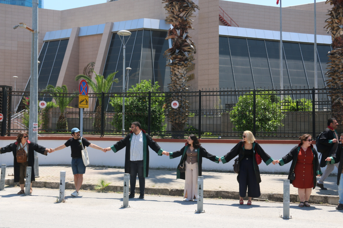İzmir Barosundan 'adalet zinciri' eylemi: 'Bağımsız ve tarafsız yargı olmadan hukukun üstünlüğü sağlanamaz'