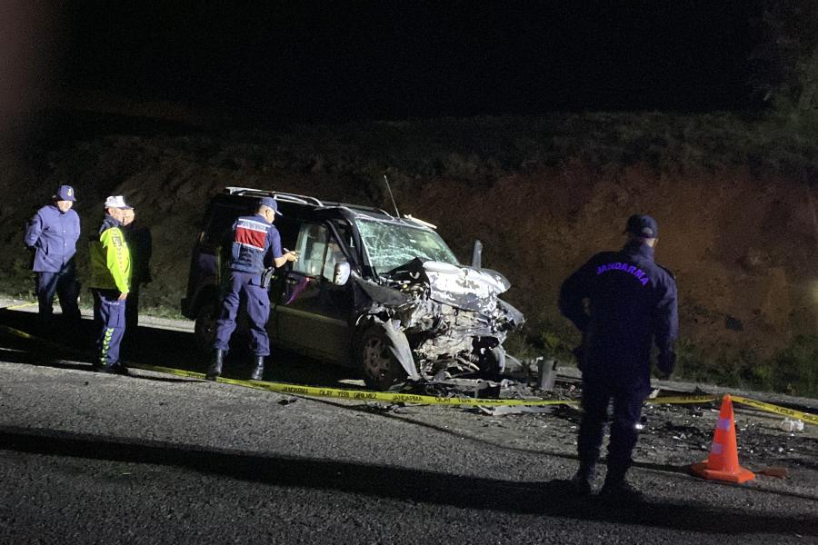Sivas'taki trafik kazası: 3 kişi hayatını kaybetti, 2 kişi yaralandı