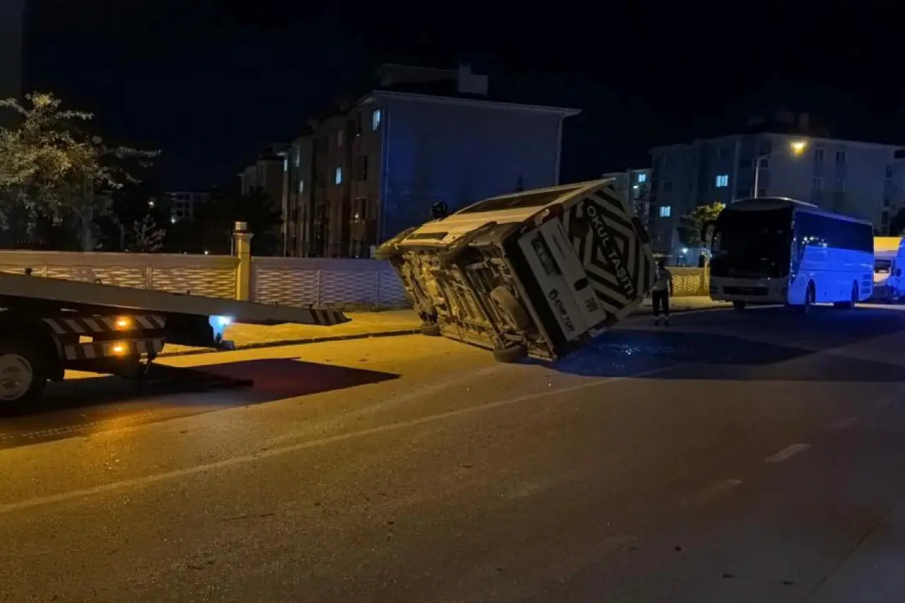 Eskişehir'de otomobilin çarptığı işçi servisi devrildi: 4'ü işçi, 7 kişi yaralandı