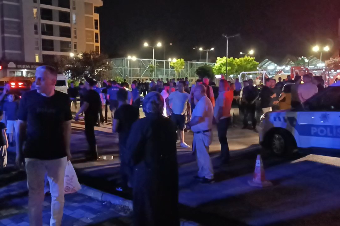 Bursa'da ailelerin de karıştığı bıçaklı kavga: Biri ağır, üç yaralı