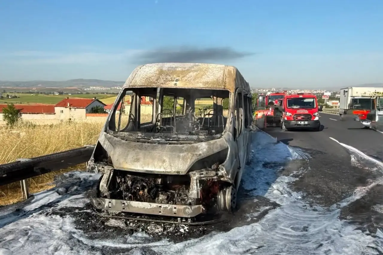 Ankara'da işçi servisi yandı